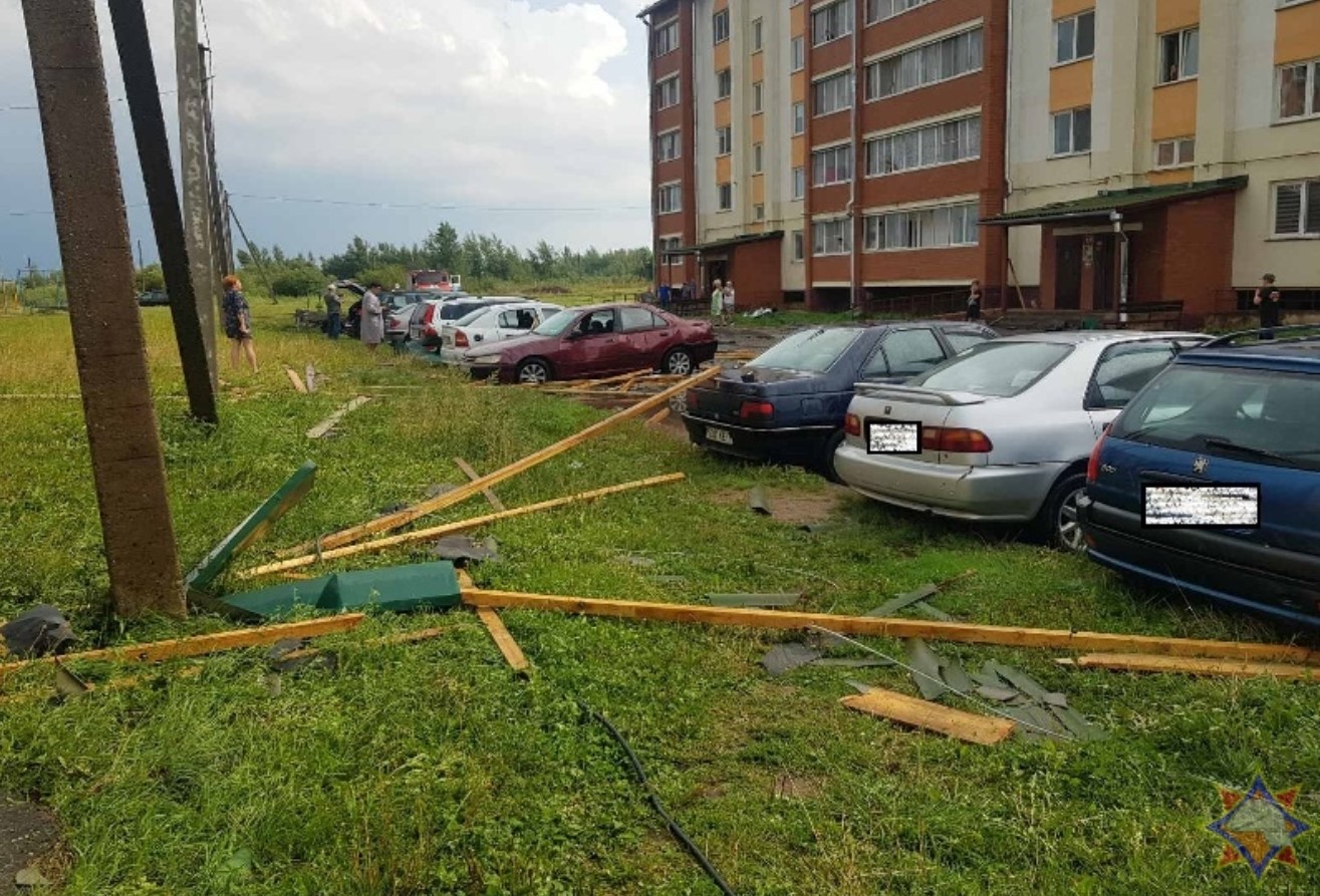 Ураган на Витебщине повредил десятки автомобилей и зданий - фото