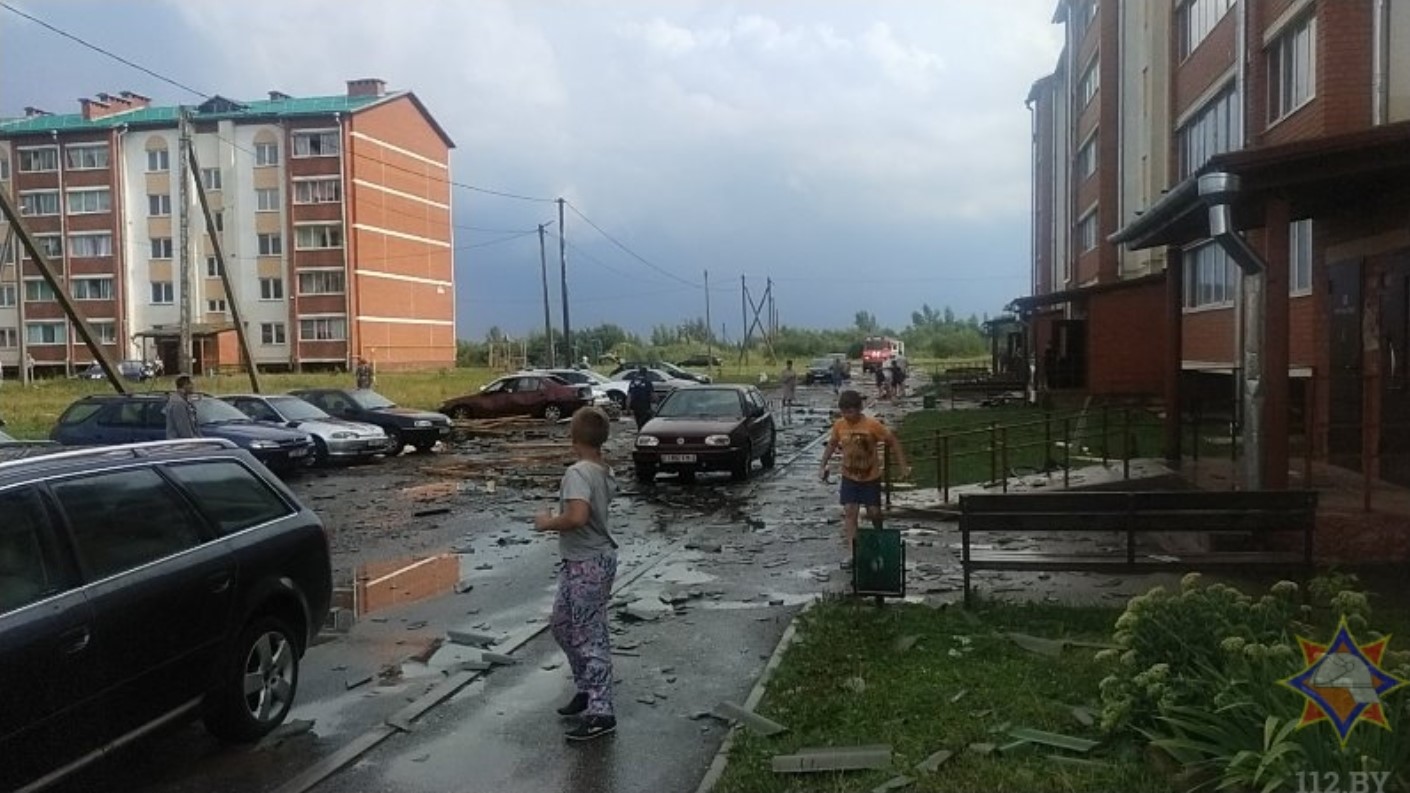 Ураган на Витебщине повредил десятки автомобилей и зданий - фото