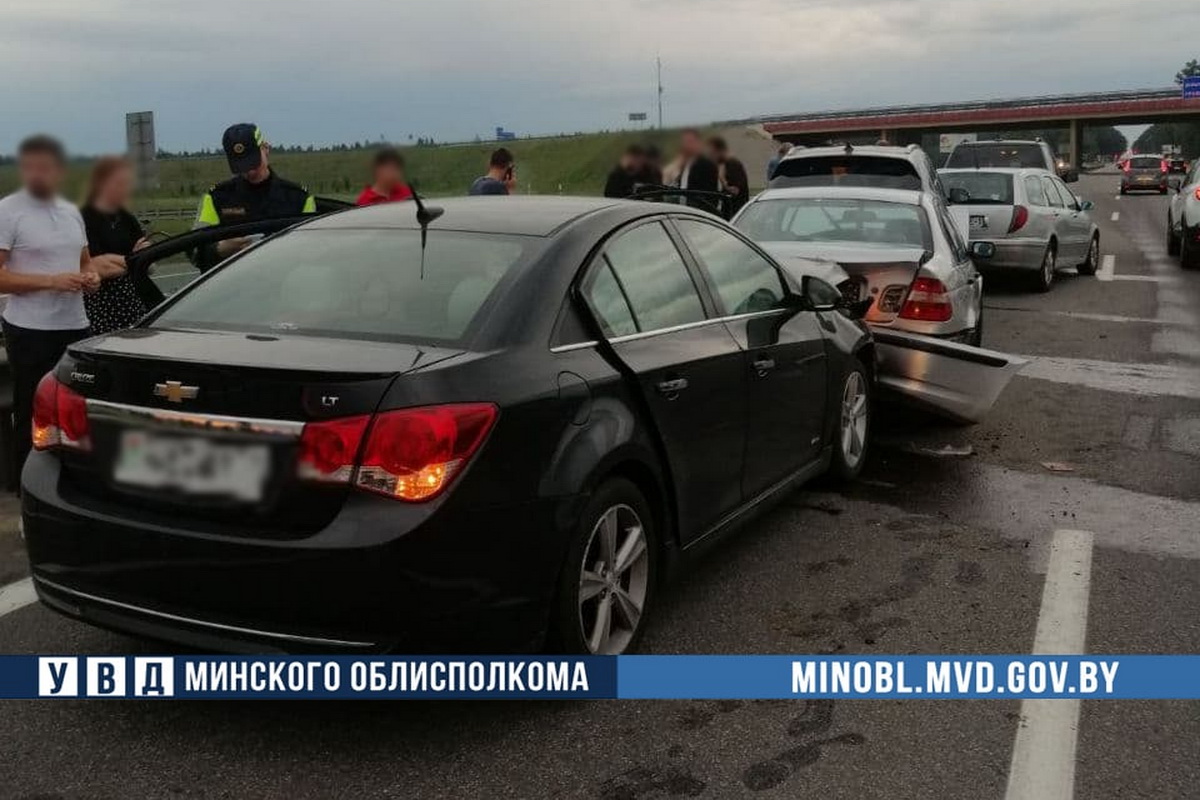 Девушка на Chevrolet собрала "паровоз" из пяти автомобилей в Дзержинском районе