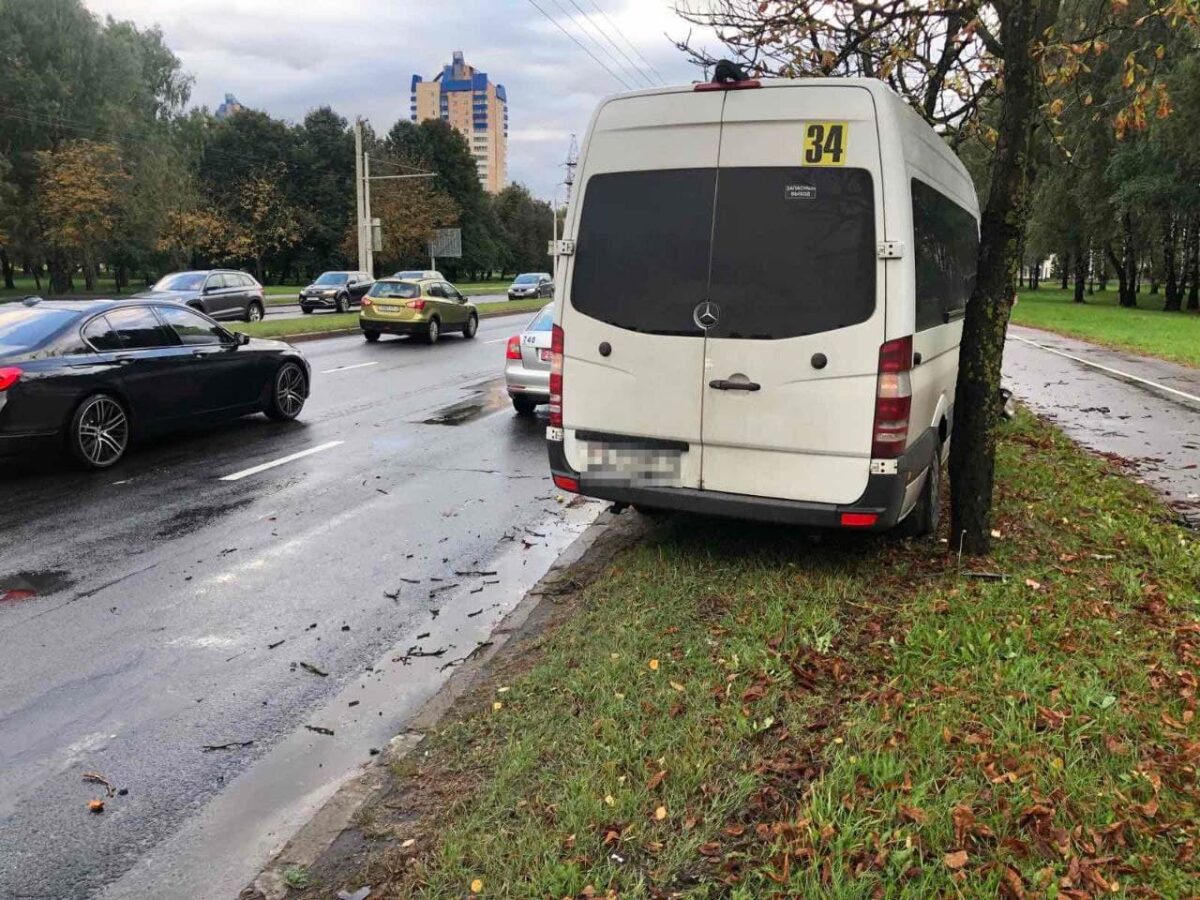 На Орловской в Минске маршрутка врезалась в дерево