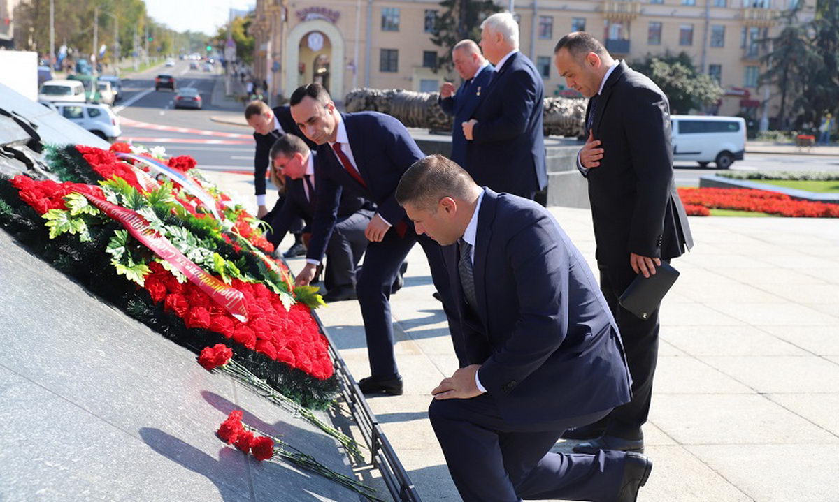 Представители СК Беларуси, России и Армении возложили венки к монументу Победы
