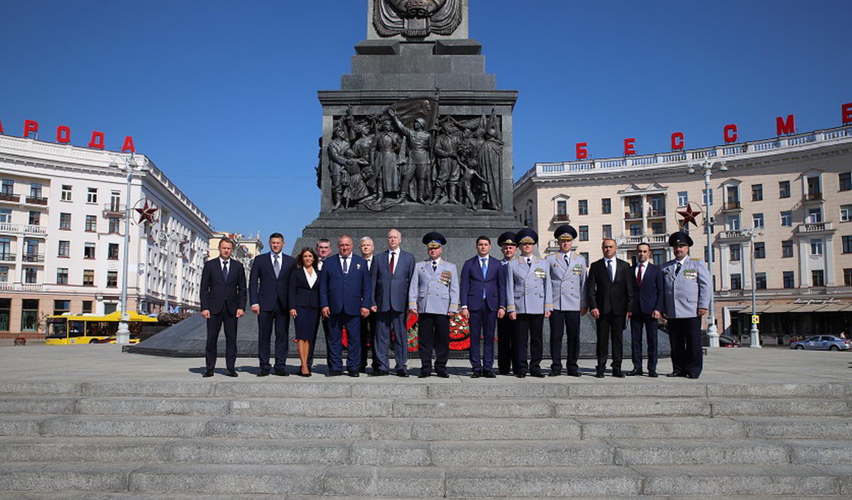 Представители СК Беларуси, России и Армении возложили венки к монументу Победы
