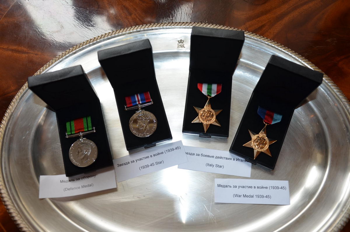 В посольстве Великобритании вручили медали дочери беларуса, воевавшего в Армии Андерса