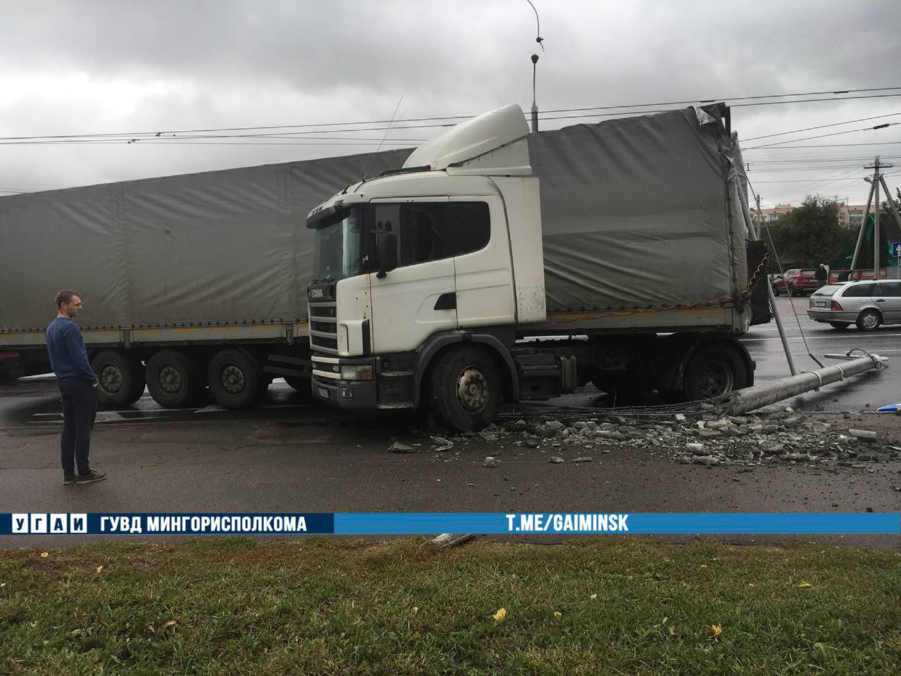 Фура снесла столб в Минске. Троллейбусы остановились