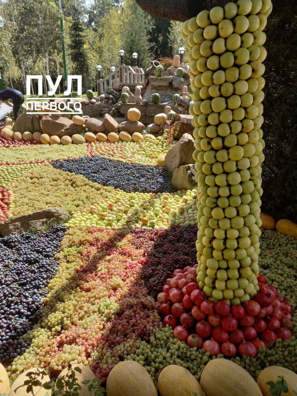 Рахмон приготовил к встрече Лукашенко реки винограда и горы дынь - фотофакт