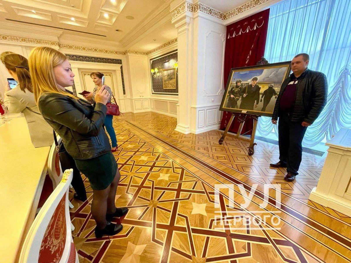 Картину с изображением Лукашенко с автоматом разместили во Дворце независимости