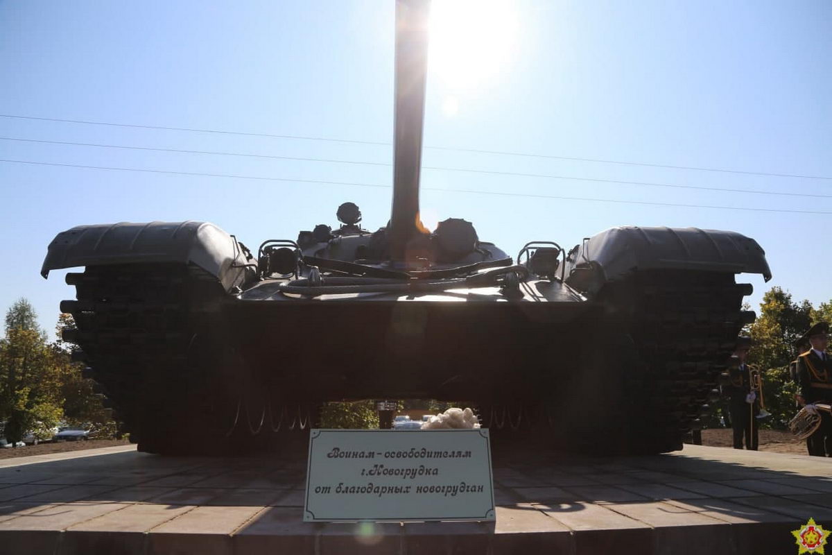 В Новогрудке открыли памятник танку
