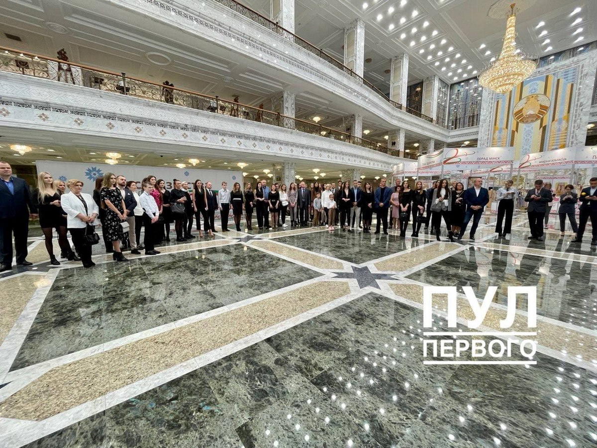 Участницы "Мисс-Беларусь" приехали во Дворец независимости - фотофакт