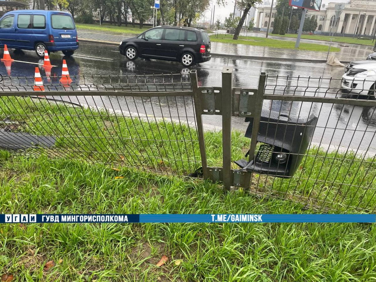 В Минске водитель BMW с 2 промилле протаранил забор и опрокинулся