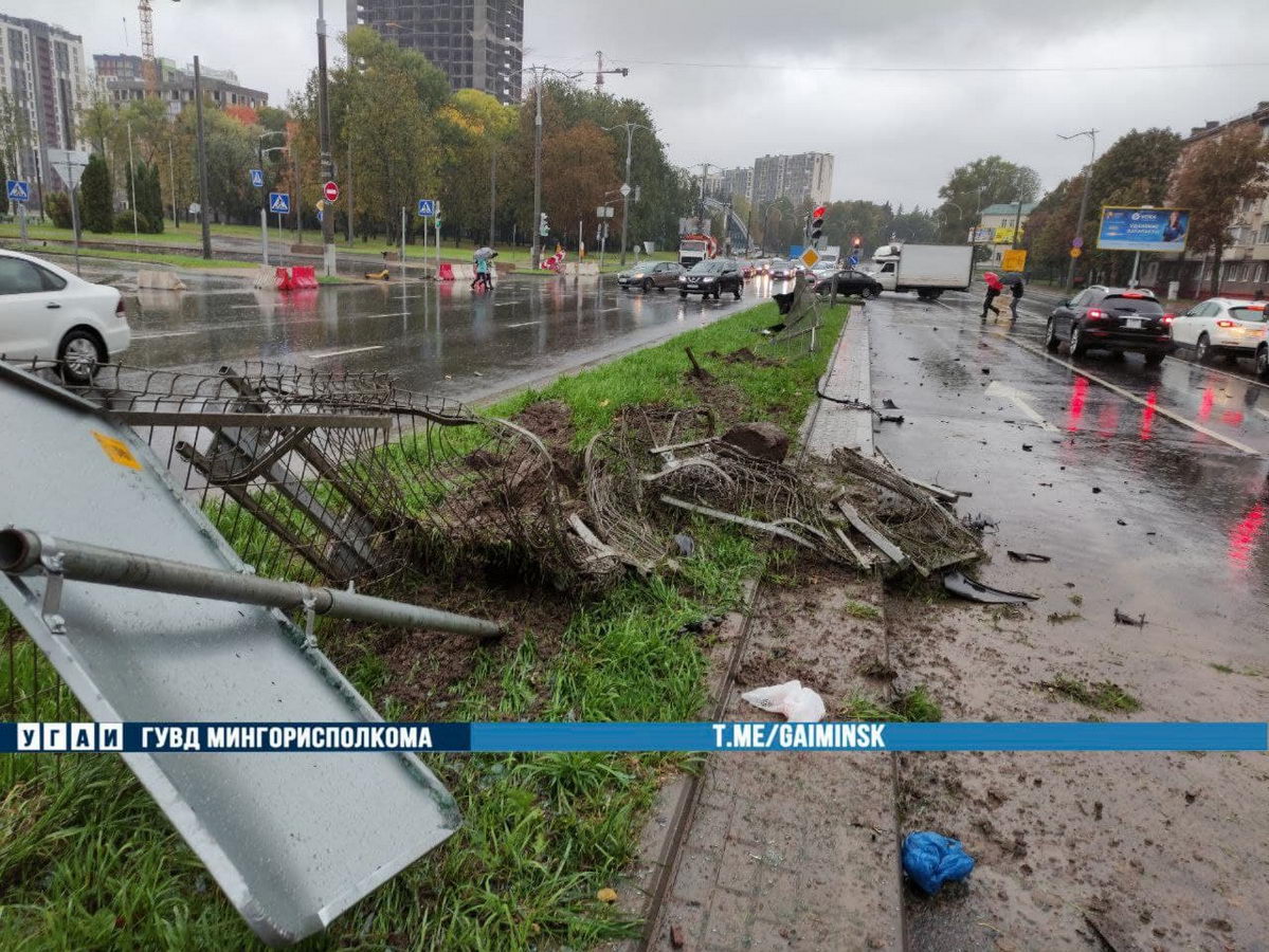 В Минске водитель BMW с 2 промилле протаранил забор и опрокинулся