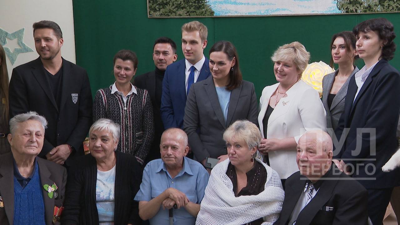 Николай Лукашенко и белый шпиц осматривают дом престарелых - видео
