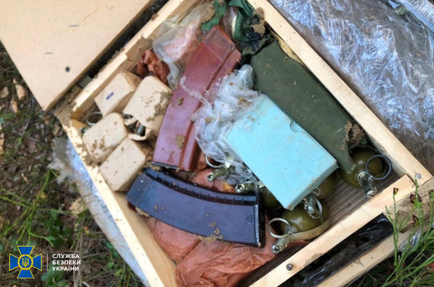 Схрон с оружием и взрывчаткой нашли у беларусской границы в Украине