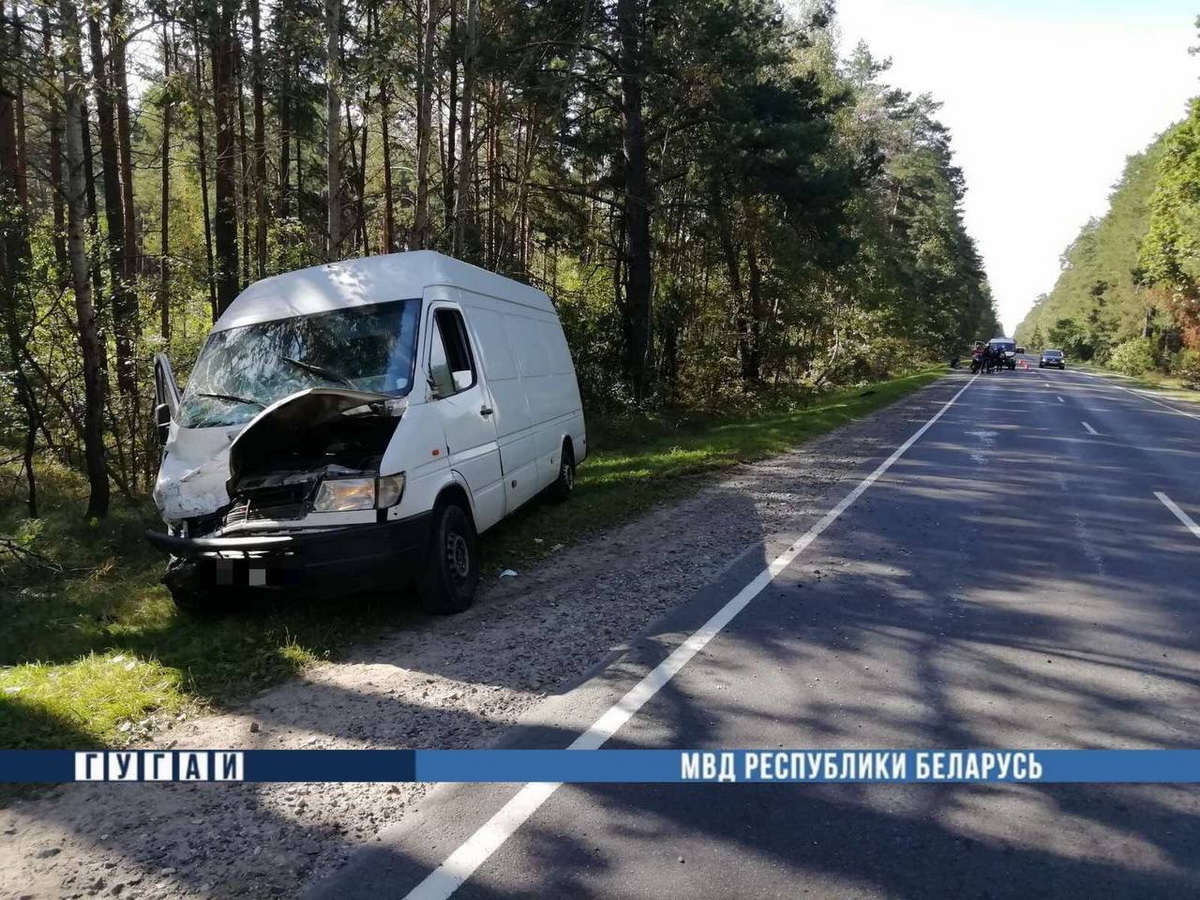 Mercedes смял попутную "Ниву" в Пружанском районе. Водитель погиб