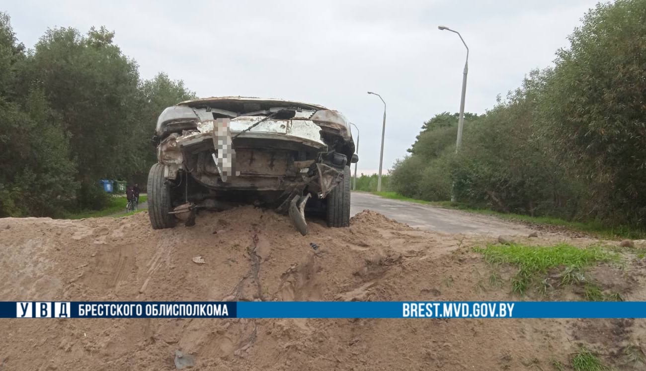 Таксист "покорил" песчаную насыпь в Бресте