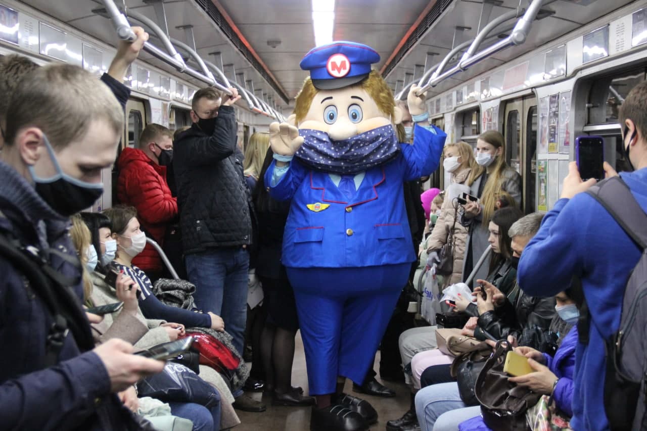 Ростовая кукла в вагоне метро показывает, как нужно носить маску. Фотофакт