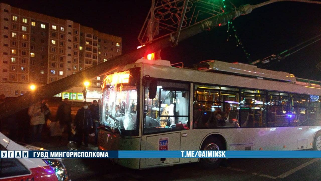 В Минске троллейбус с пассажирами снес столб