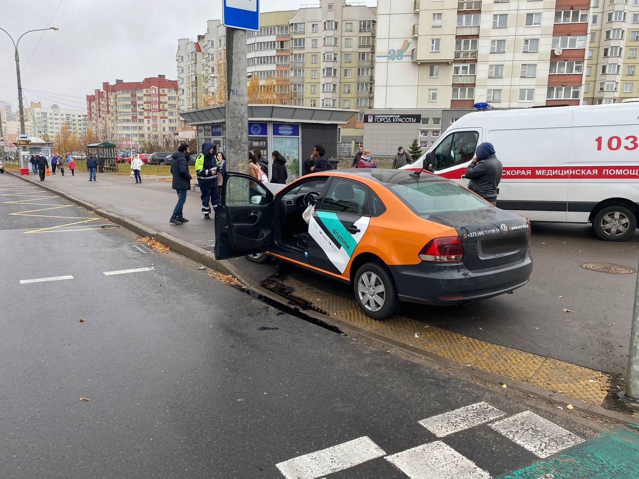 Водитель каршеринга врезалась в столб в Минске