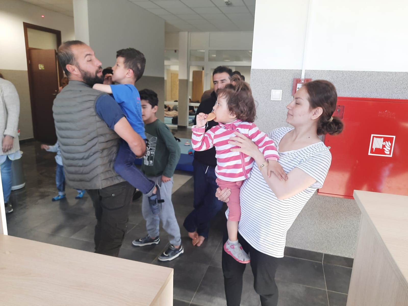 Польские пограничники опубликовали фото с иракской семьей, якобы вытесненной в Беларусь