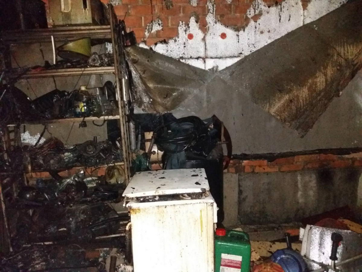 В Лельчицах горел гараж