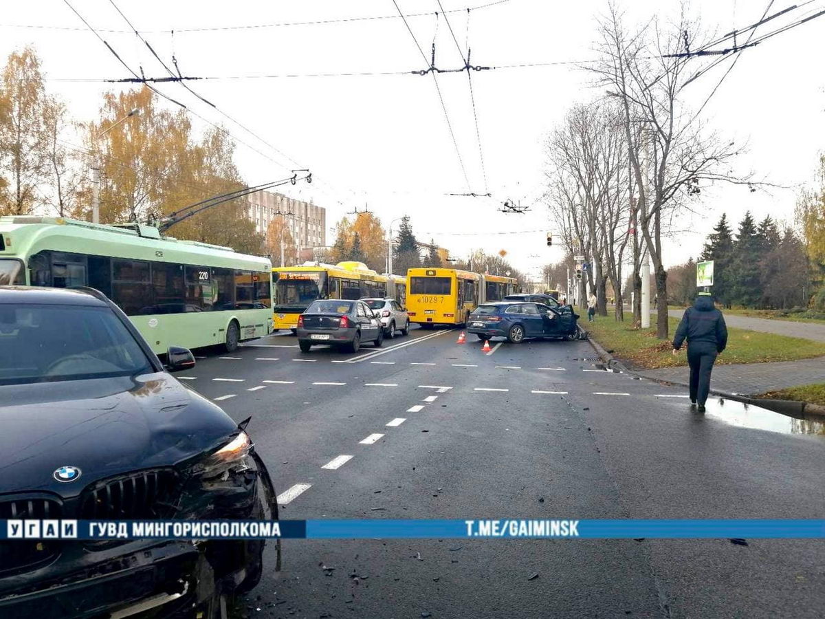 На улице Кедышко в Минске  столкнулись три легковушки
