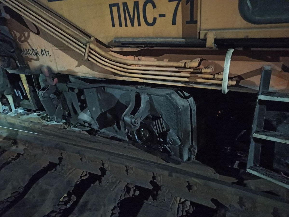 Очевидцы: под Лидой сошел с рельс ремонтный поезд