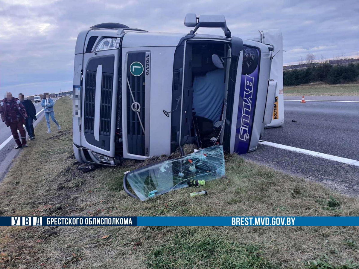 На М1 в Березовском районе перевернулась фура