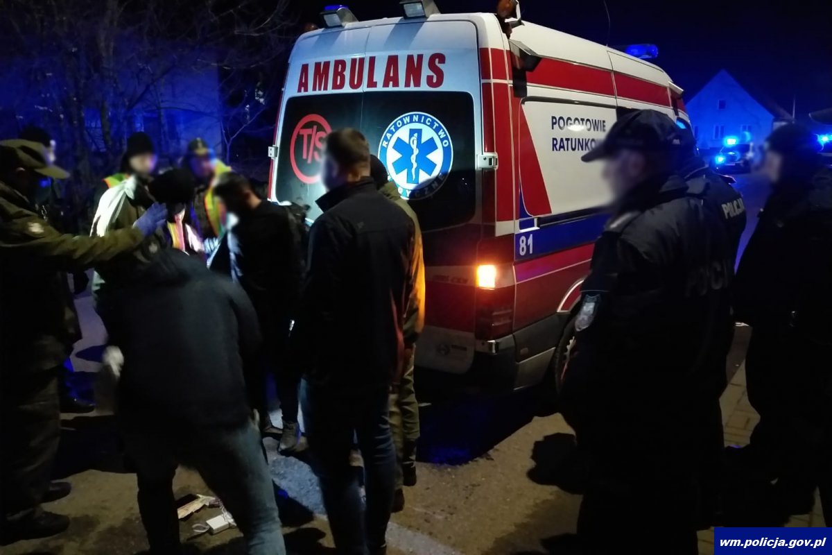 Жители Варшавы в защитных комбинезонах перевозили 18 мигрантов в "скорой"