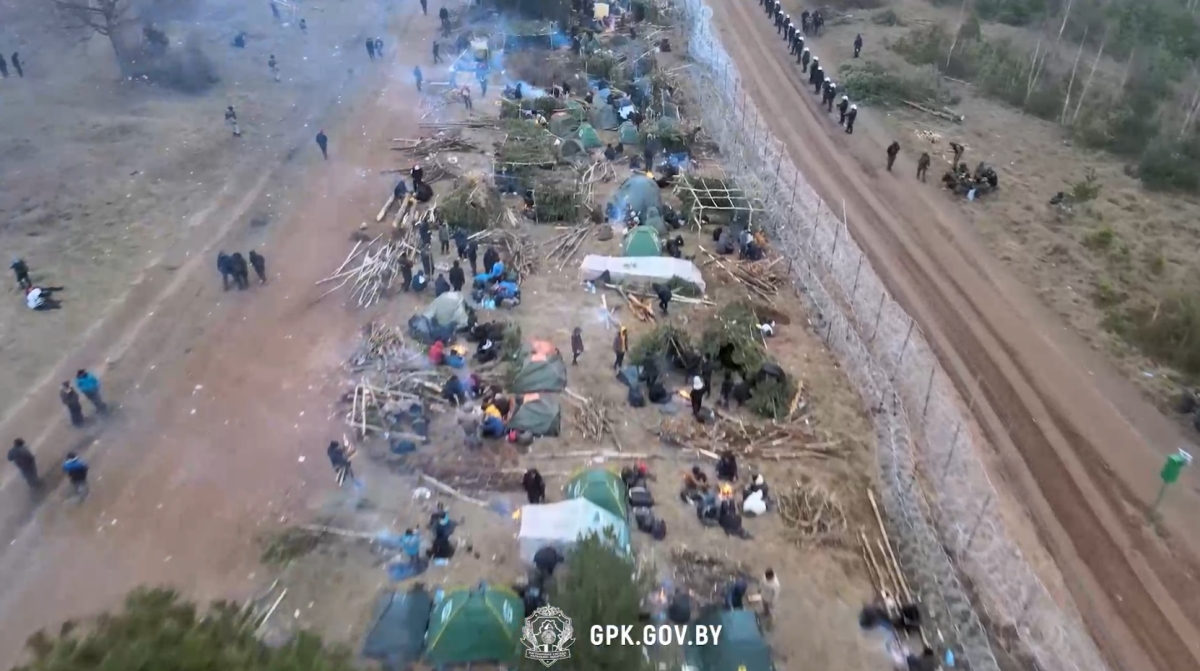 Шалаши, палатки и бревна – ГПК показал, как выглядит лагерь мигрантов сверху