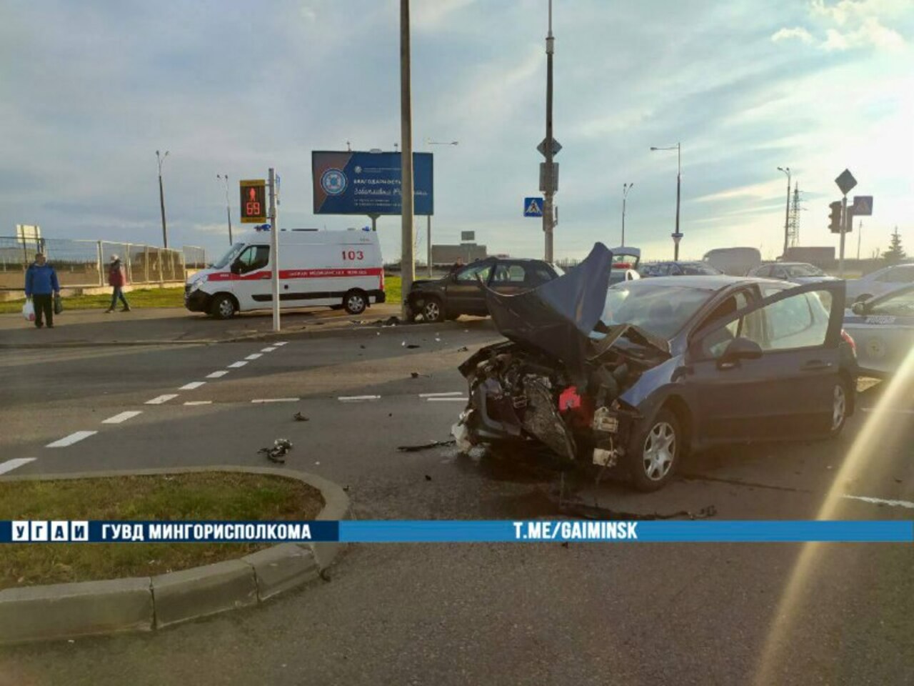 Автомобиль врезался в столб после столкновения в Чижовке