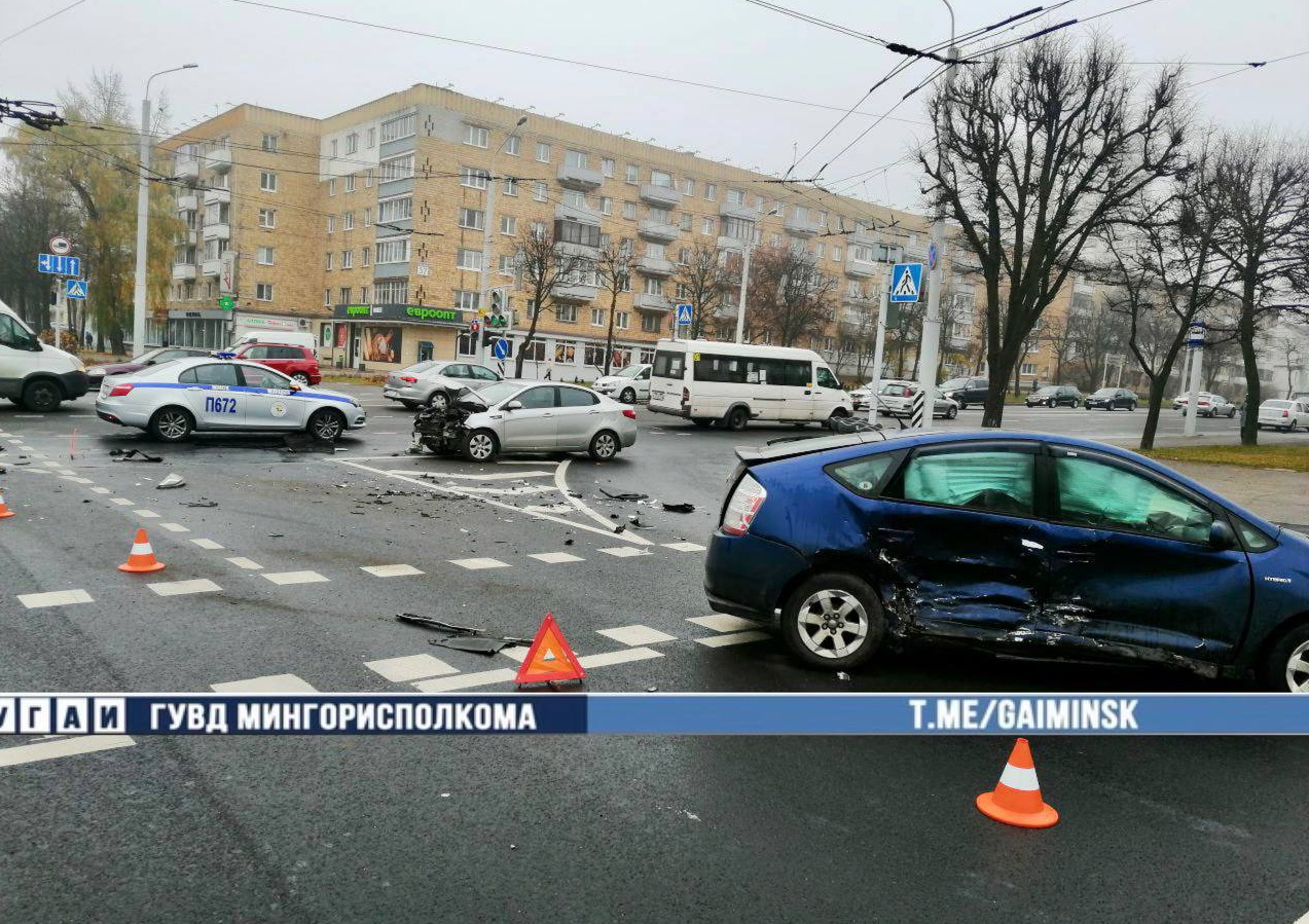 Две легковушки столкнулись в Минске