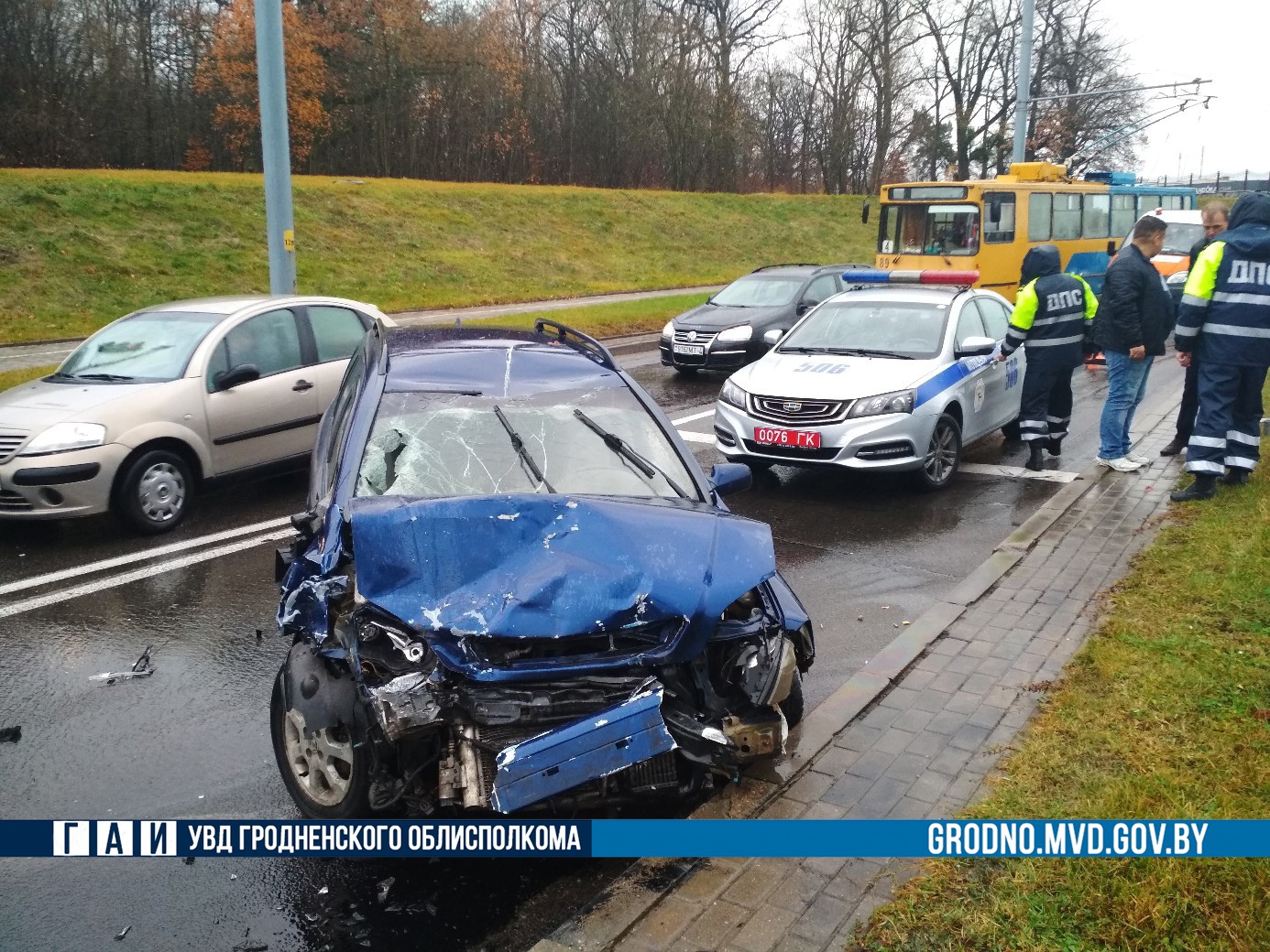В Гродно Opel врезался в остановку и сбил пешехода
