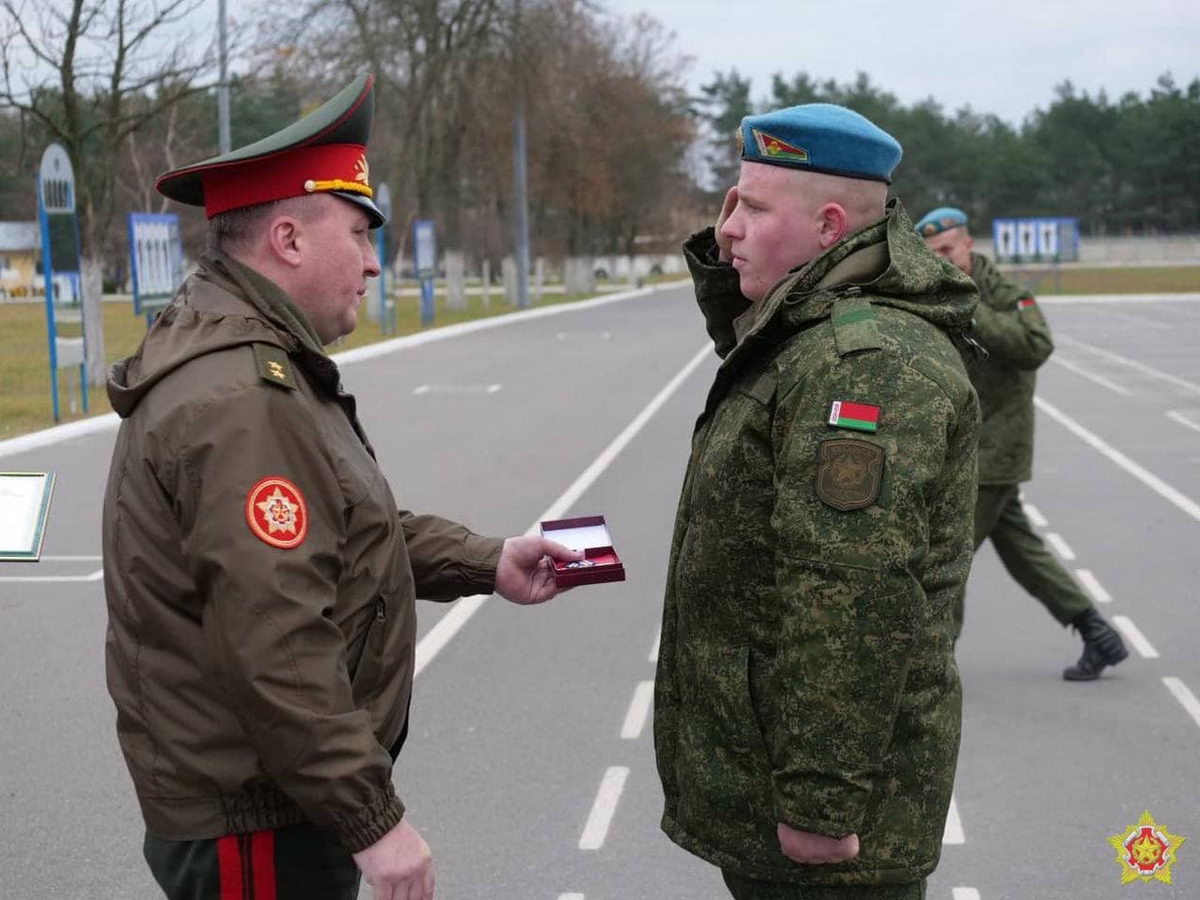 Военнослужащего наградили за спасение бабушки из огня