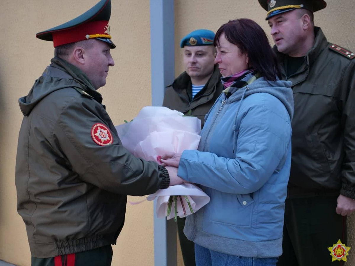 Военнослужащего наградили за спасение бабушки из огня