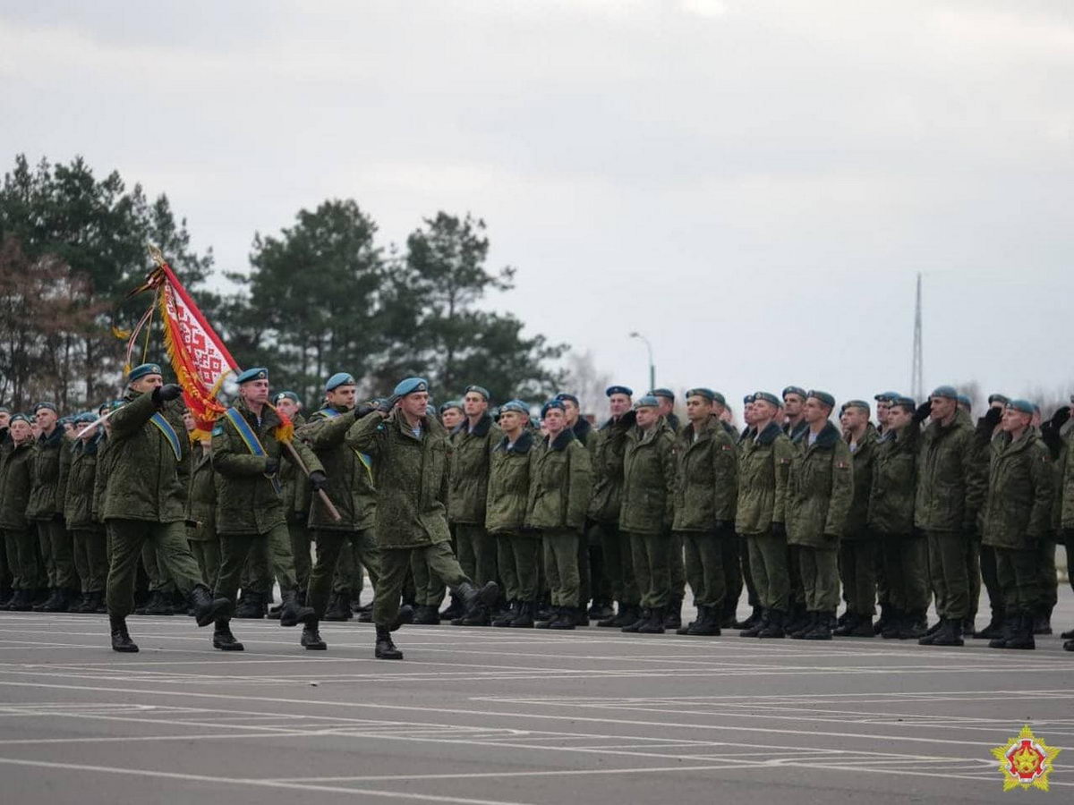 Военнослужащего наградили за спасение бабушки из огня