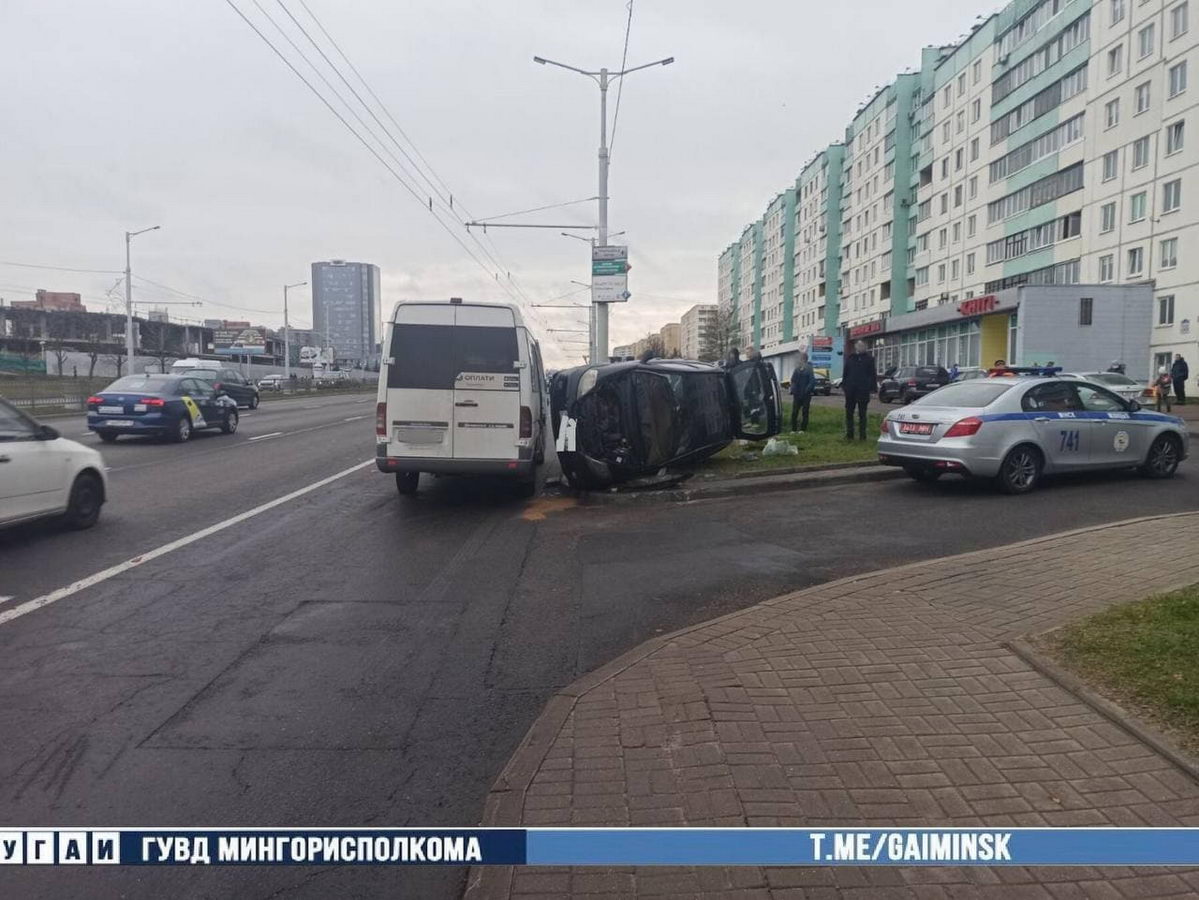 На Притыцкого в Минске опрокинулась легковушка