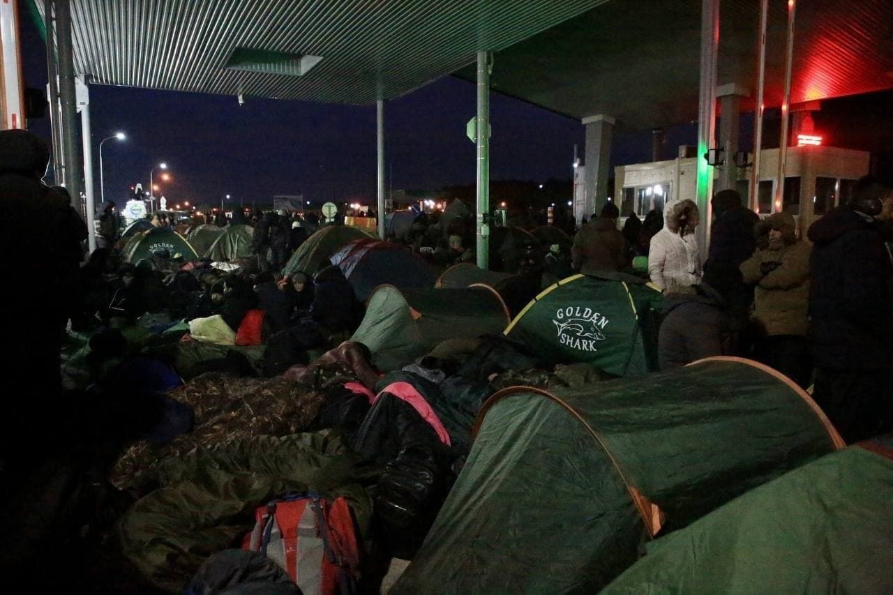 Мигранты покинули лагерь и пришли на пункт пропуска "Брузги"