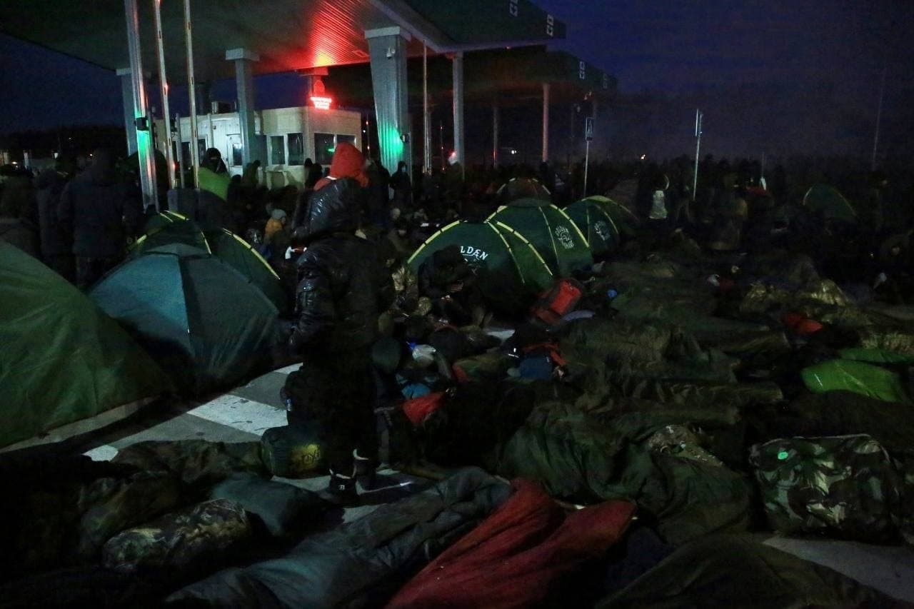 Мигранты покинули лагерь и пришли на пункт пропуска "Брузги"