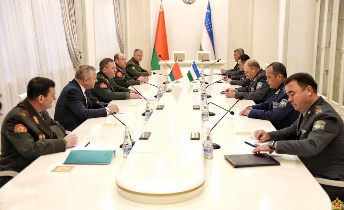 Главы Минобороны Беларуси и Узбекистана обсудили военное сотрудничество