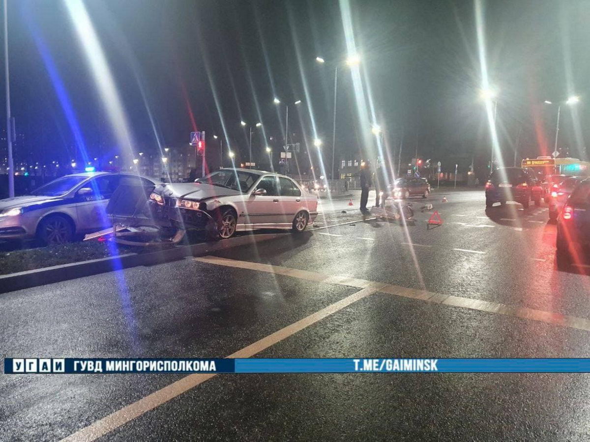 Водитель BMW с 2,24 промилле снес светофор Минске. Пострадала женщина