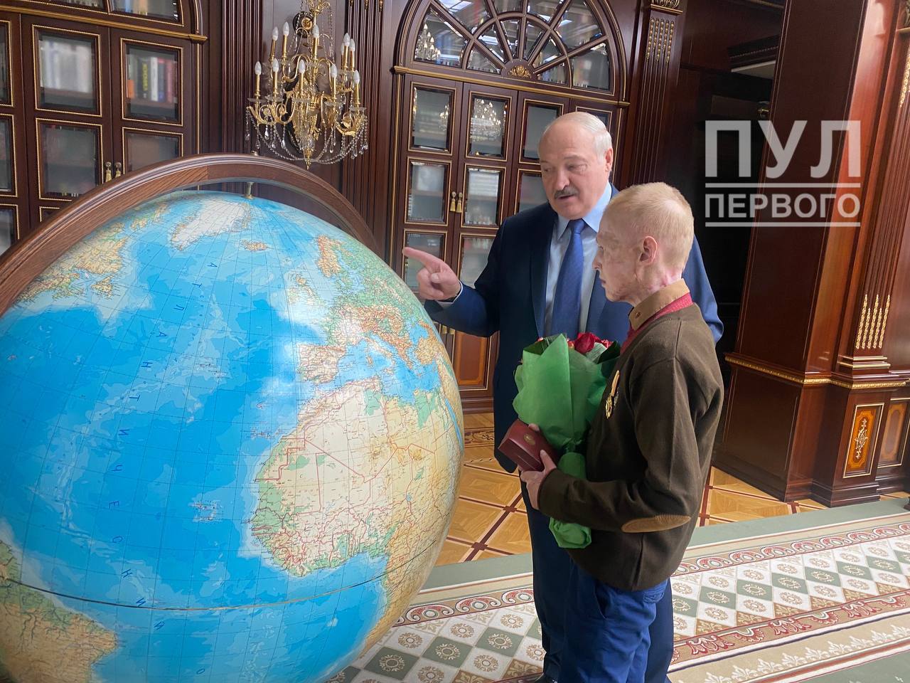 Лукашенко вручил Роману Когодовскому орден и посадил в свое кресло