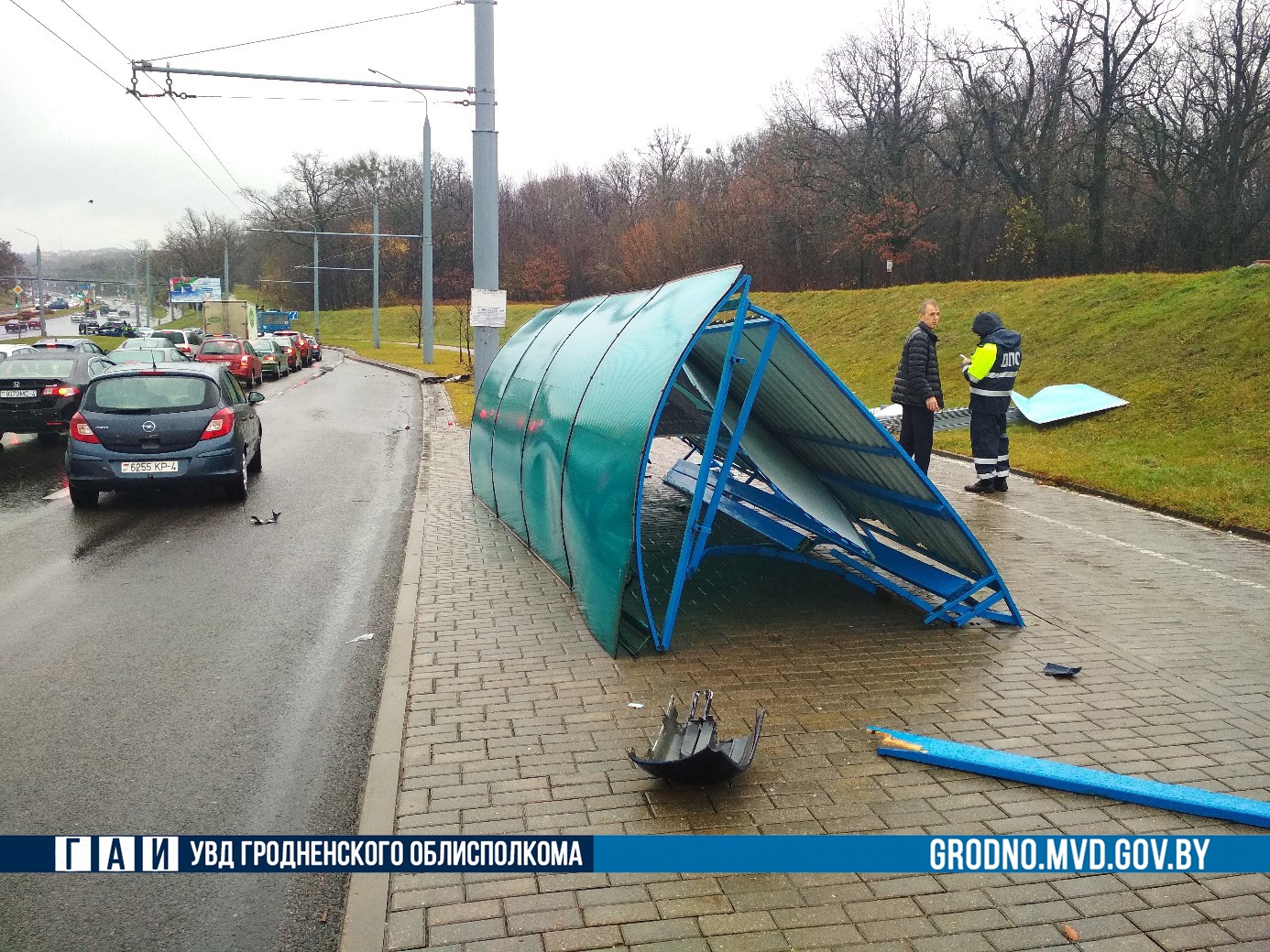 В Гродно Opel врезался в остановку и сбил пешехода