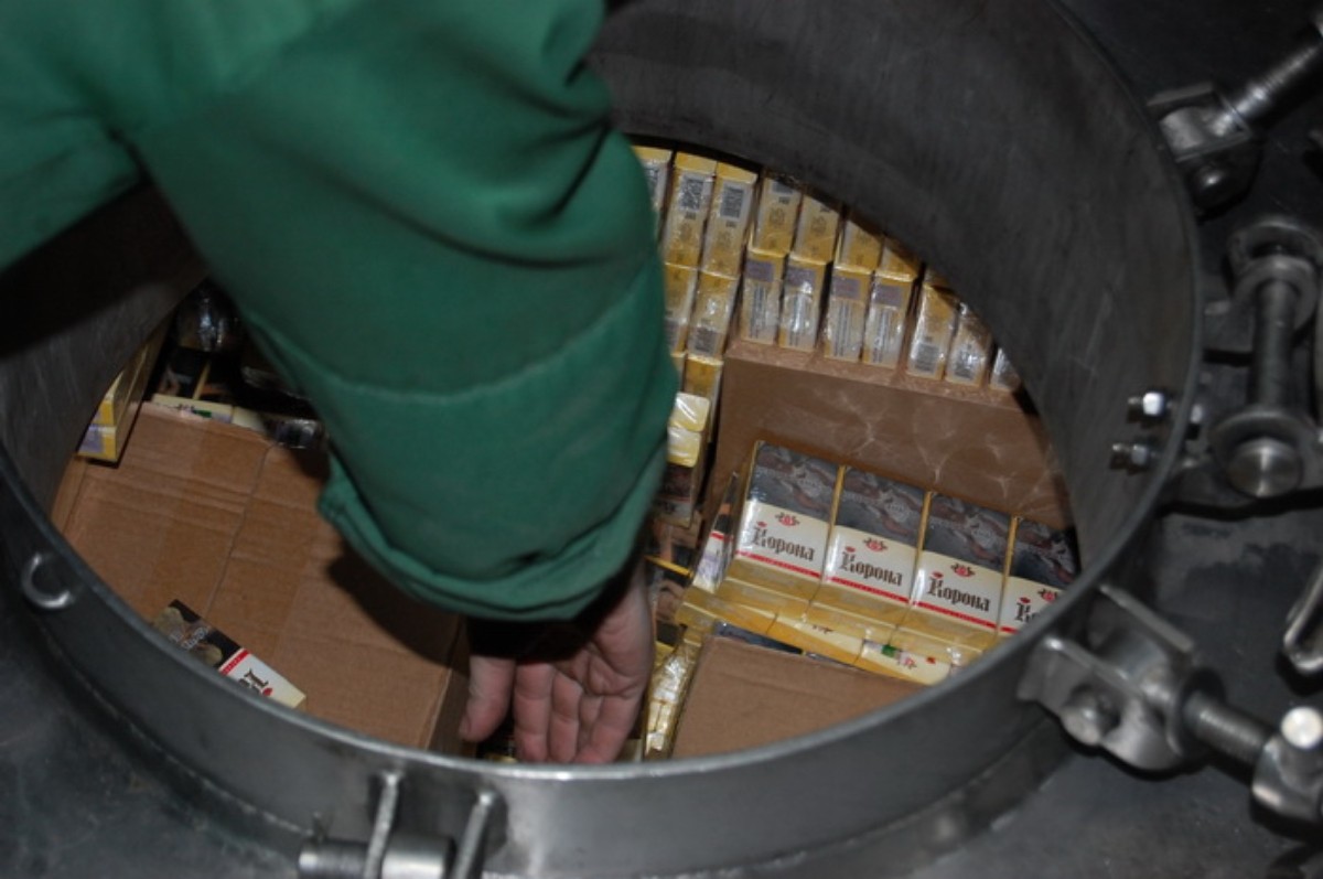 В России задержали крупную партию беларусских сигарет: везли в цистерне под видом масла