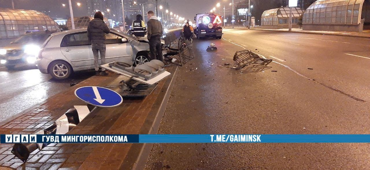 На проспекте Дзержинского в Минске водитель Toyota снес ограждение и светофор