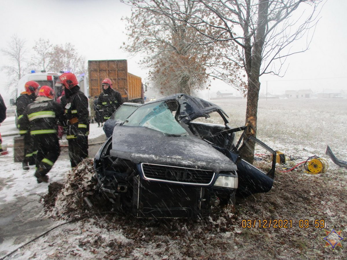 Спасатели деблокировали водителя после ДТП в Речице