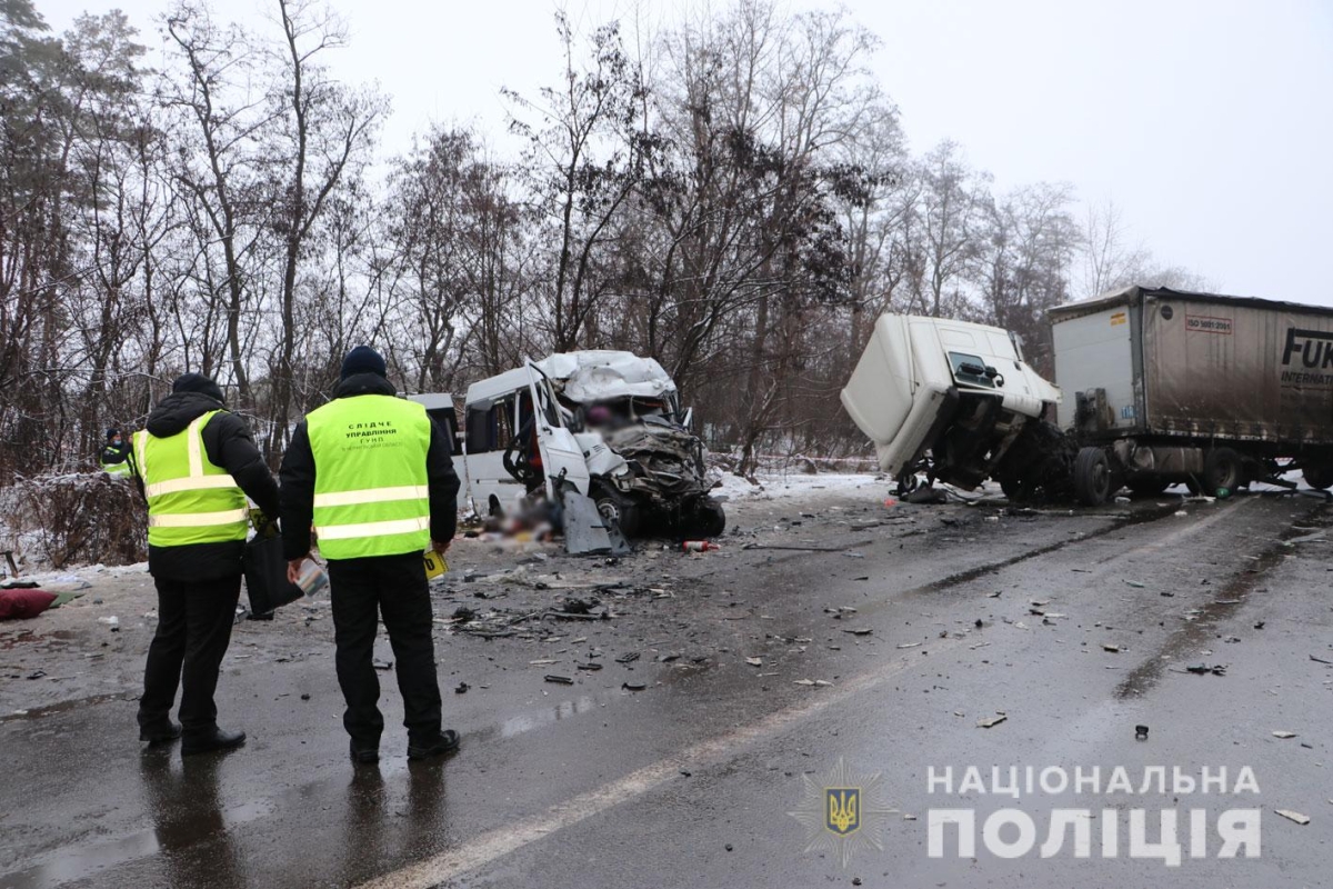 В ДТП с фурой и автобусом под Черниговом погибло 13 человек