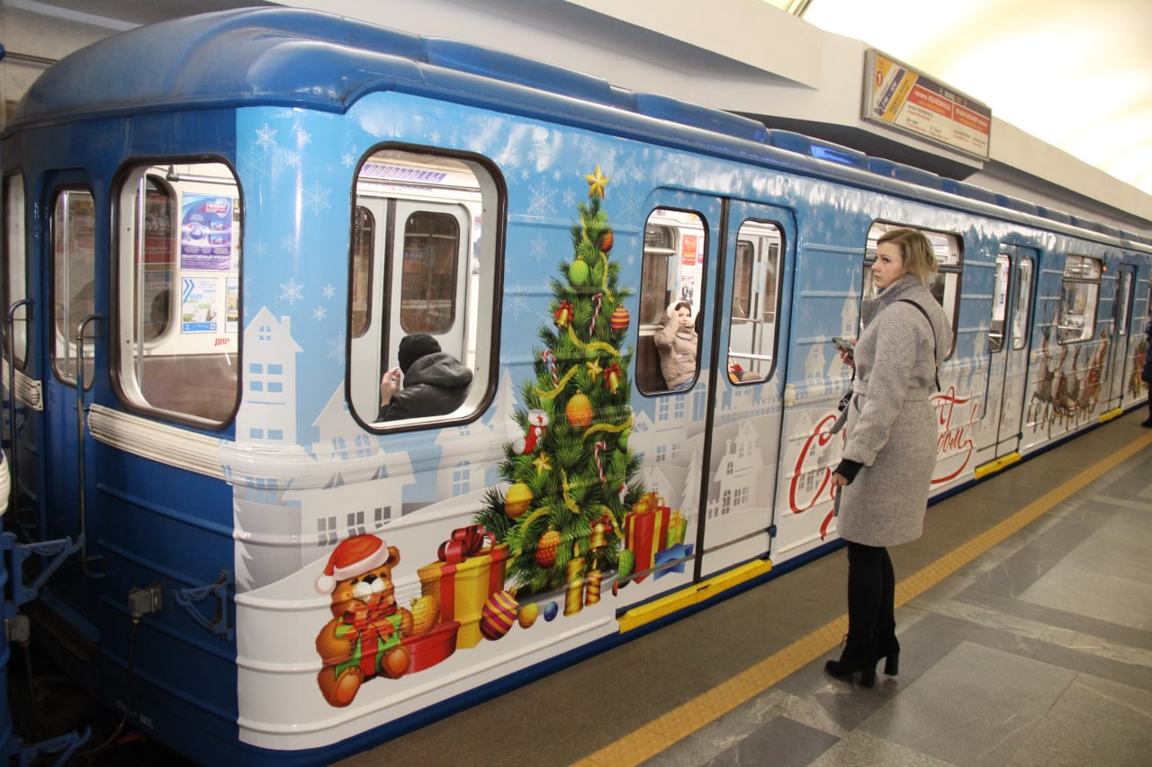 В минском метро разукрасили вагоны к Новому году