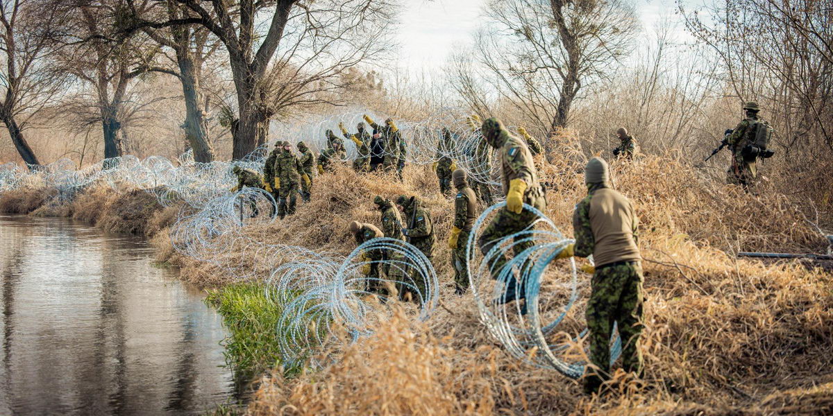 Эстонские военные в Польше ремонтируют ограждение на границе с Беларусью - видеофакт