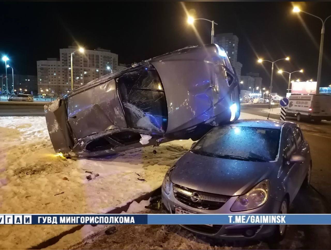 Легковушка опрокинулась и легла на припаркованный автомобиль в Минске