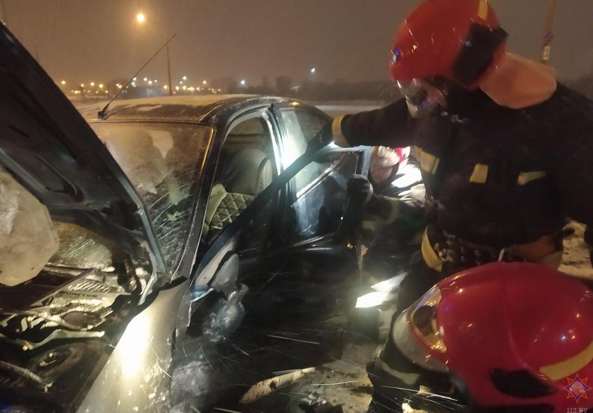 Спасатели деблокировали водителя после тройного ДТП в Минске