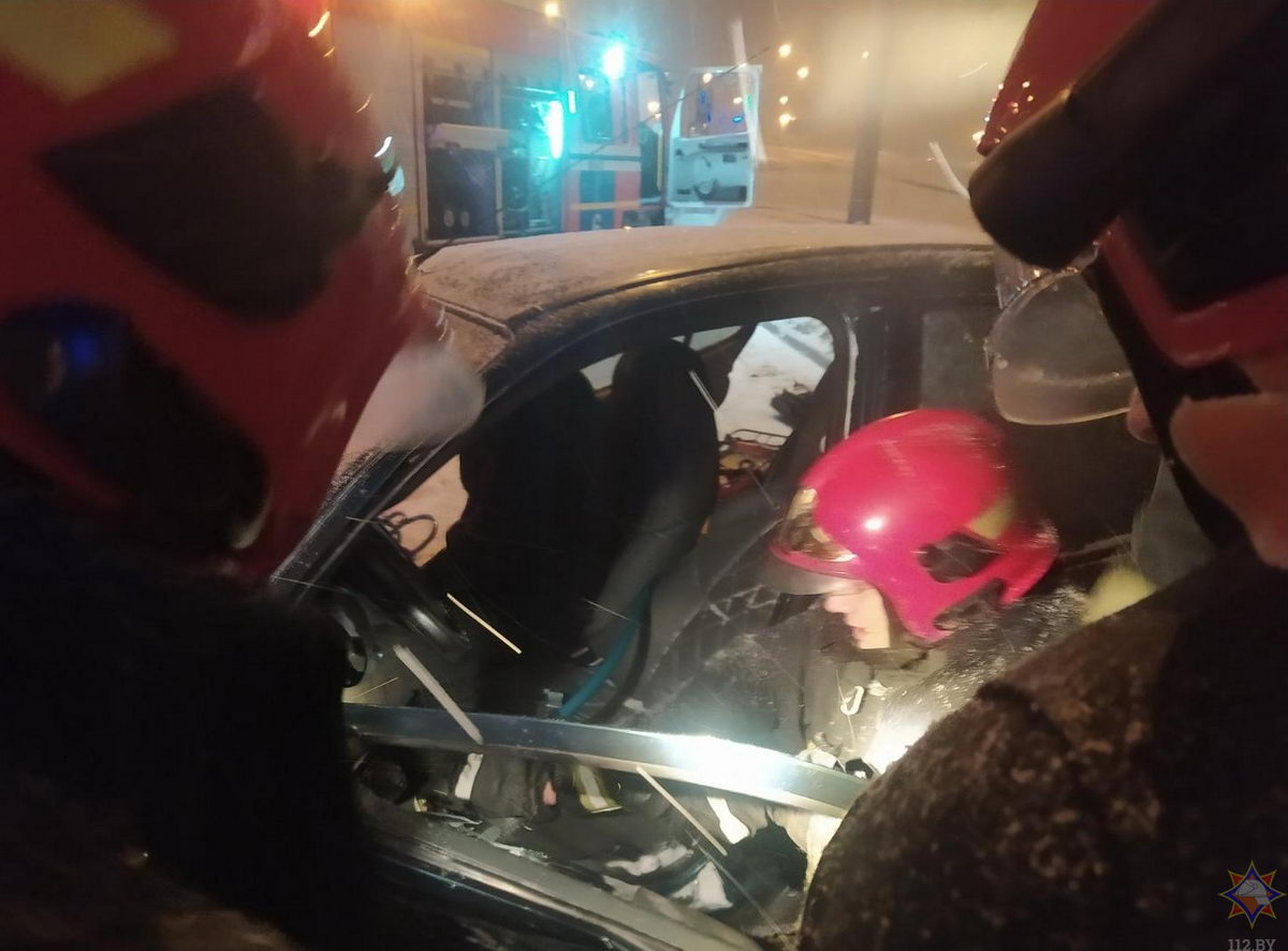Спасатели деблокировали водителя после тройного ДТП в Минске